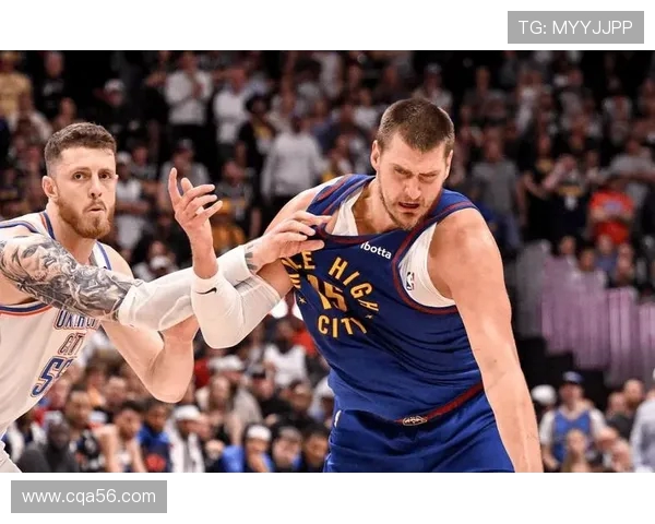 约基奇与NBA裁判深入探讨规则掘金训练营特邀裁判助力球员成长 约基奇与NBA裁判深入探讨规则掘金训练营特邀裁判助力球员成长