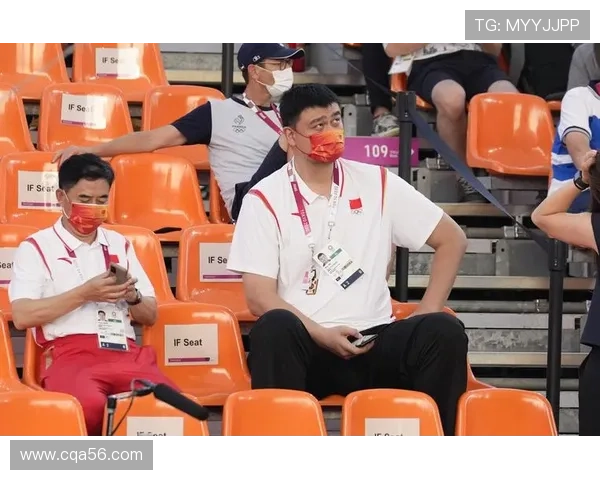 莫布里在赛场上激励姚明共同追求篮球梦想的感人瞬间